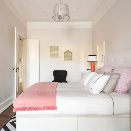 Plum Guide - Elementary Apartment